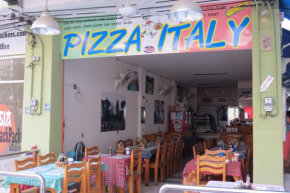 Гостиница Pizza Italy Restaurant and Guesthouse  Паттайя